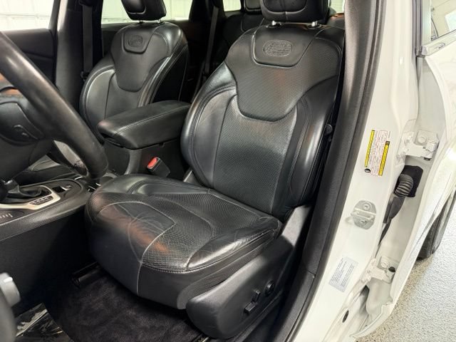 Used 2017 Jeep Cherokee Overland w/ Technology Group AWD/4WD image 22