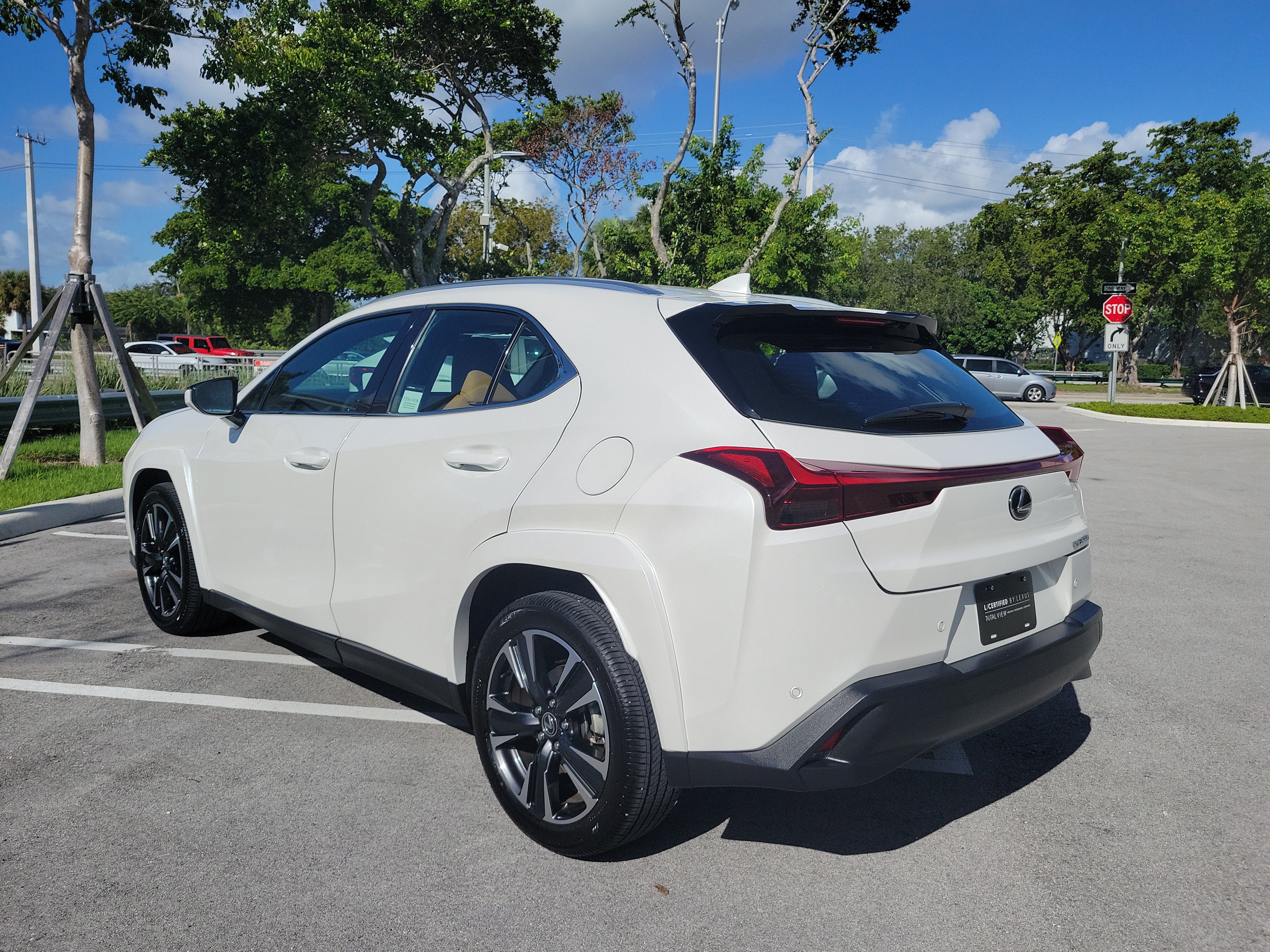 Used 2025 Lexus UX 300h FWD w/ Accessory Package (Z1) image 4