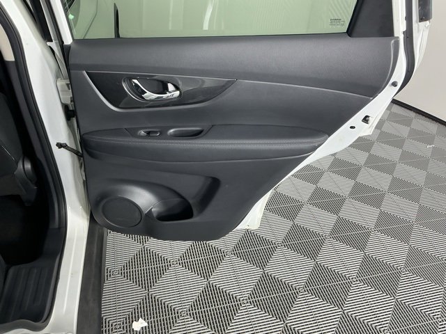 Used 2018 Nissan Rogue SV image 12