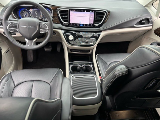 Used 2022 Chrysler Pacifica Limited w/ Uconnect Theater Family Group image 14