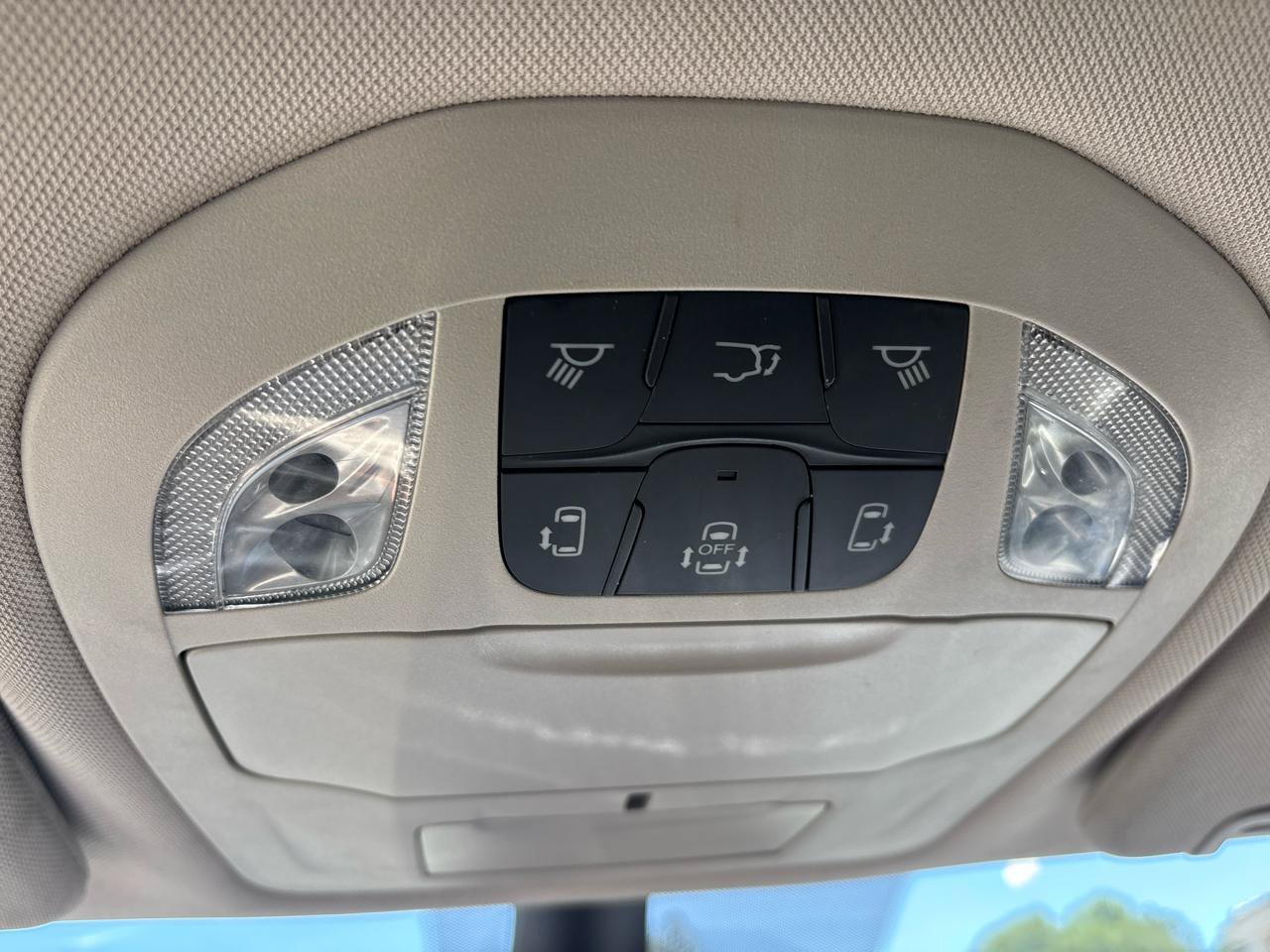 Used 2023 Chrysler Voyager LX FWD image 14