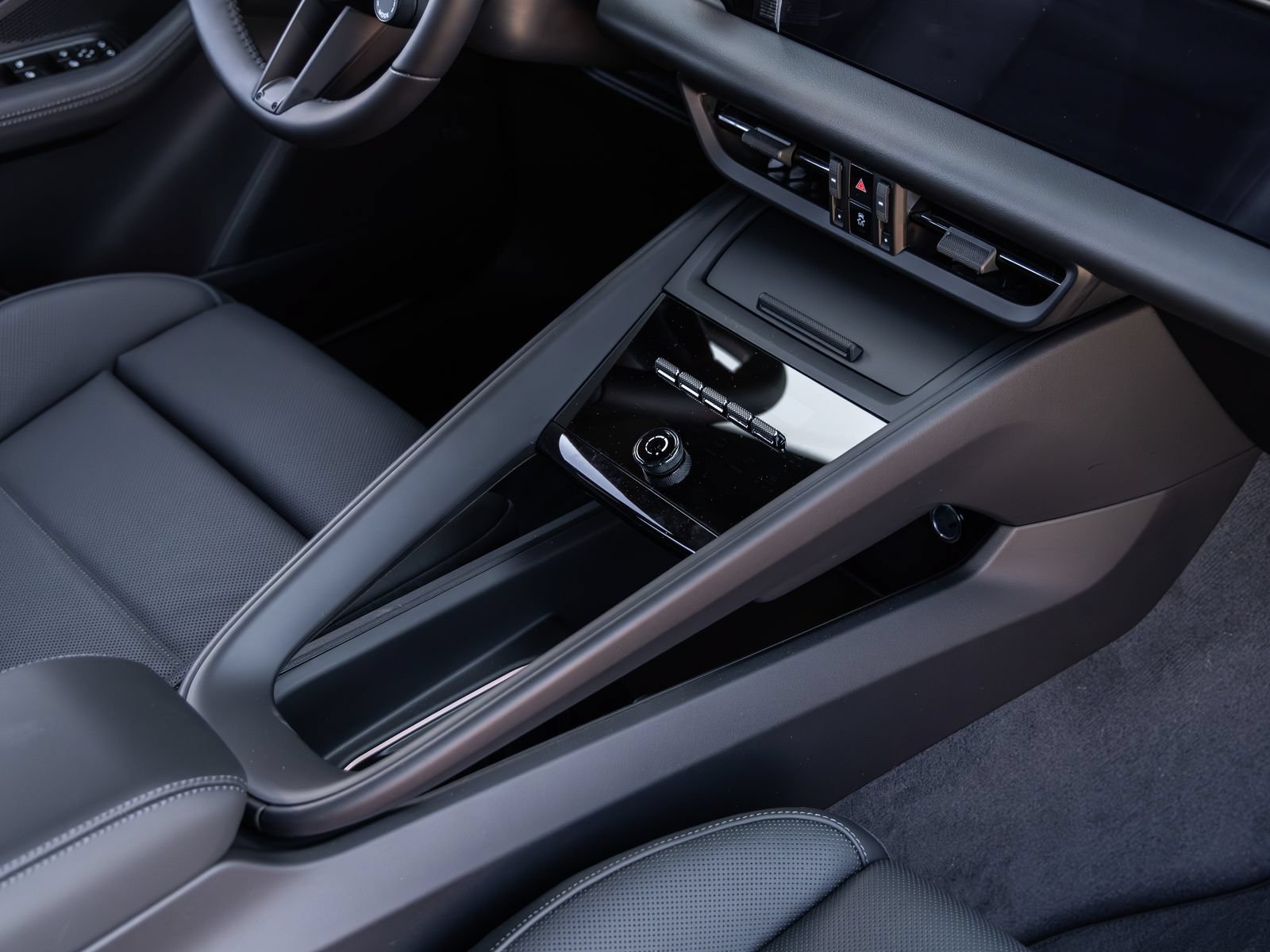 Certified 2025 Porsche Macan Electric RWD image 33