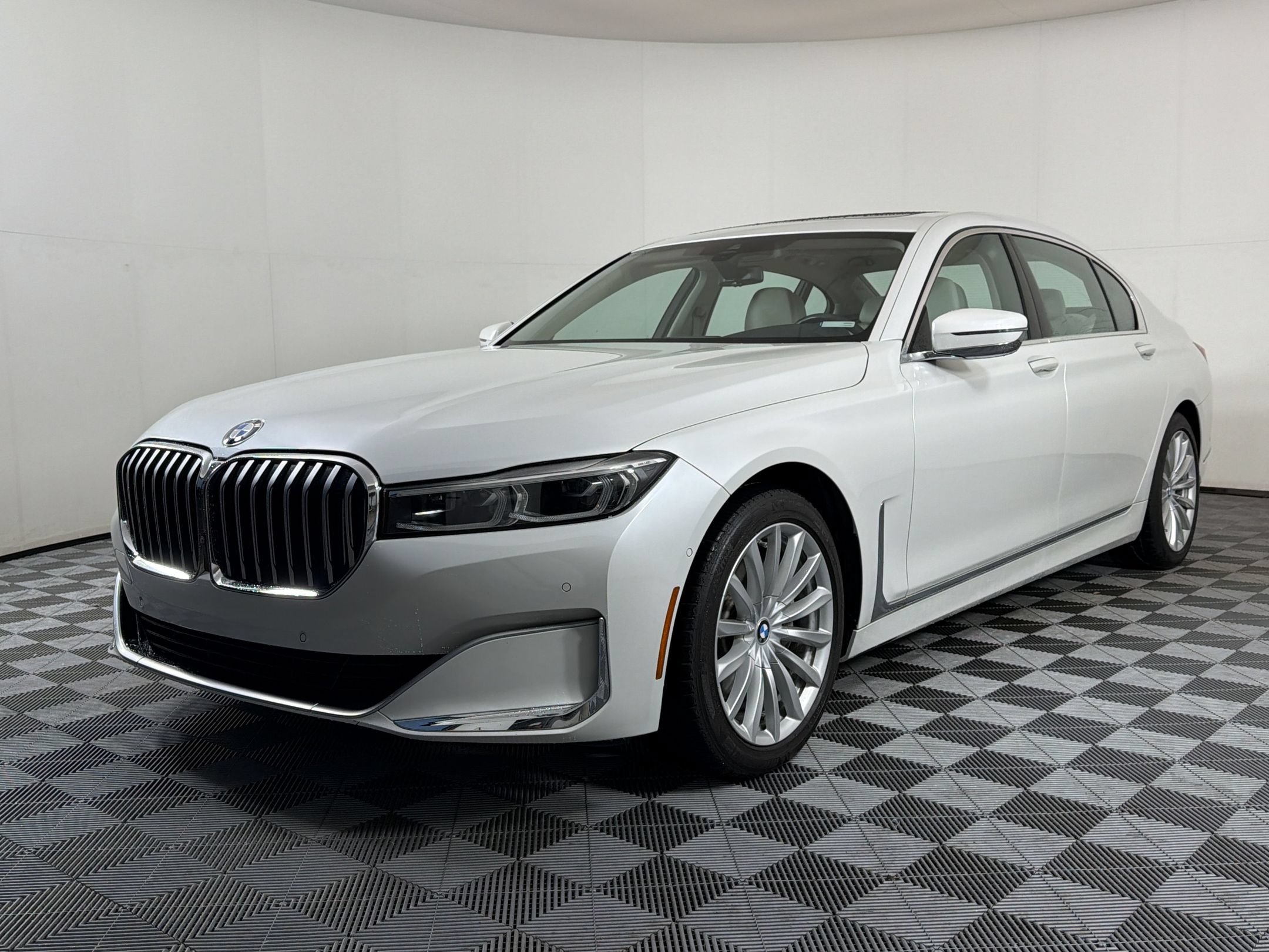 Used 2020 BMW 740i RWD image 1