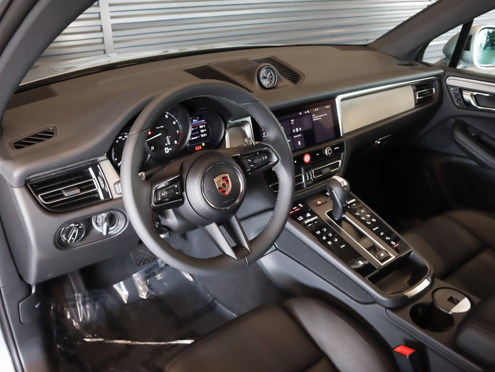 Used 2025 Porsche Macan image 4