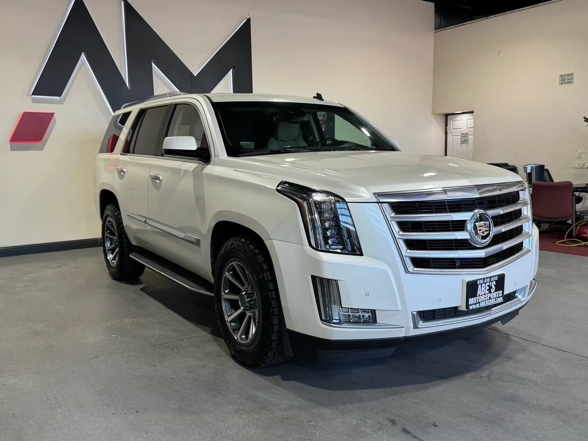 Used 2015 Cadillac Escalade Luxury AWD/4WD image 3