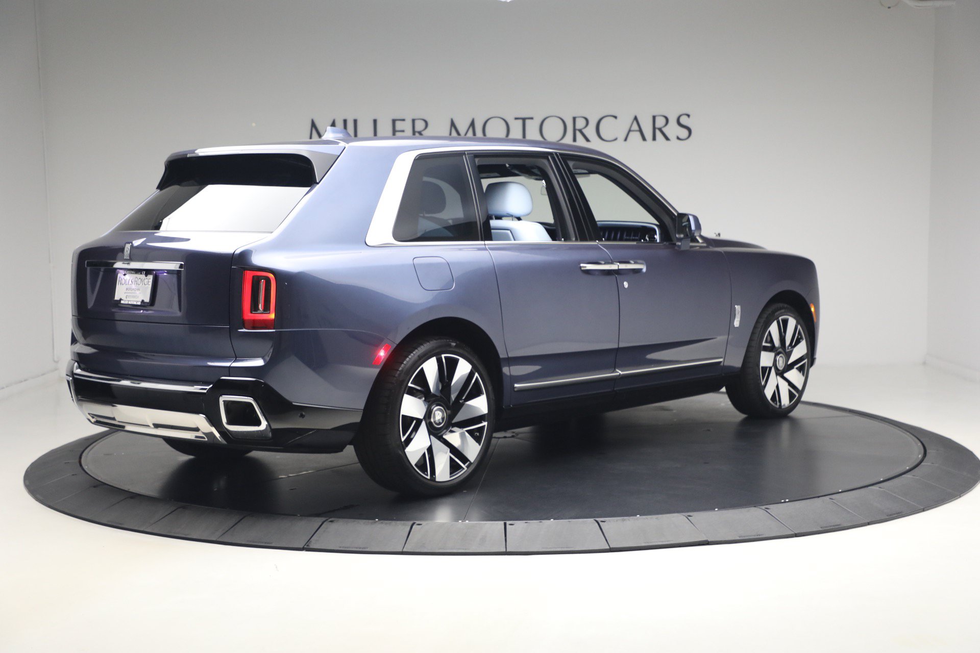 Certified 2025 Rolls-Royce Cullinan AWD/4WD image 2