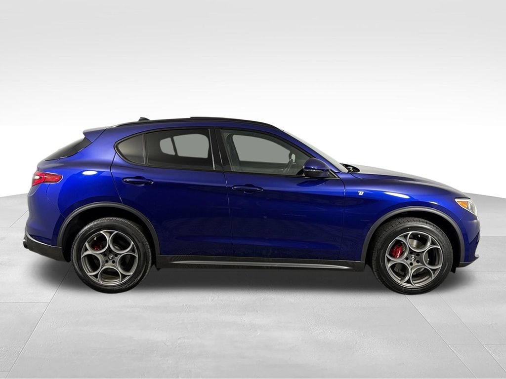 Used 2022 Alfa Romeo Stelvio Ti AWD/4WD image 6