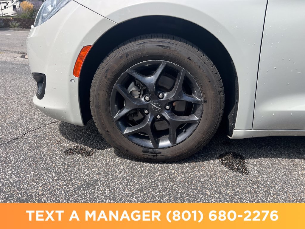 Used 2019 Chrysler Pacifica Touring-L FWD image 6