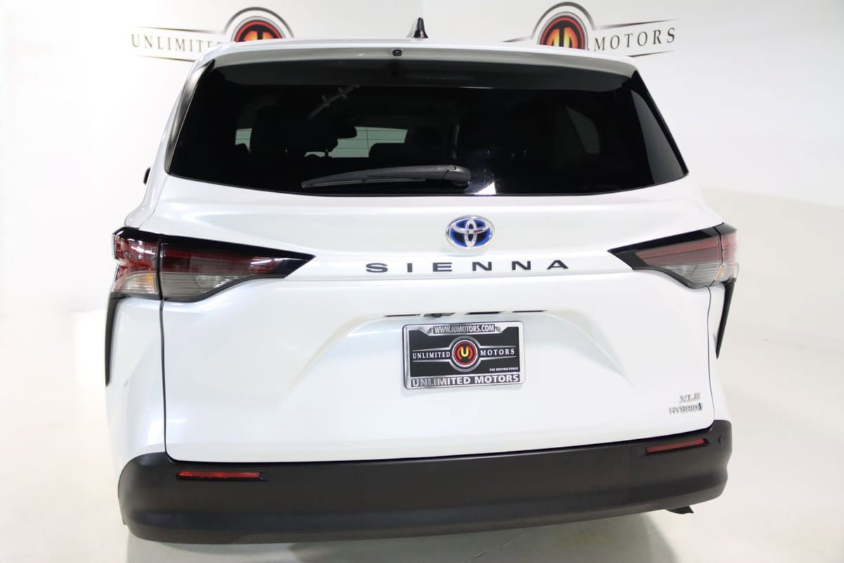 Used 2023 Toyota Sienna XLE FWD image 23