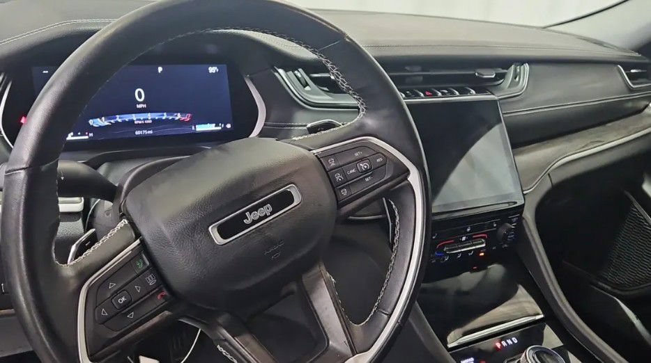 Used 2022 Jeep Grand Cherokee L Limited AWD/4WD image 2