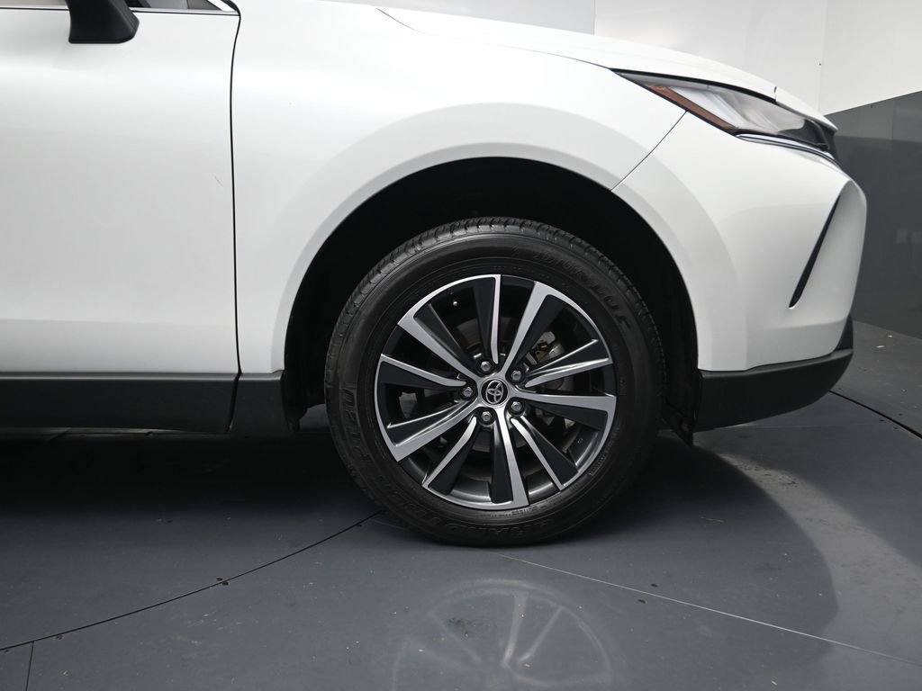 Used 2023 Toyota Venza LE image 5