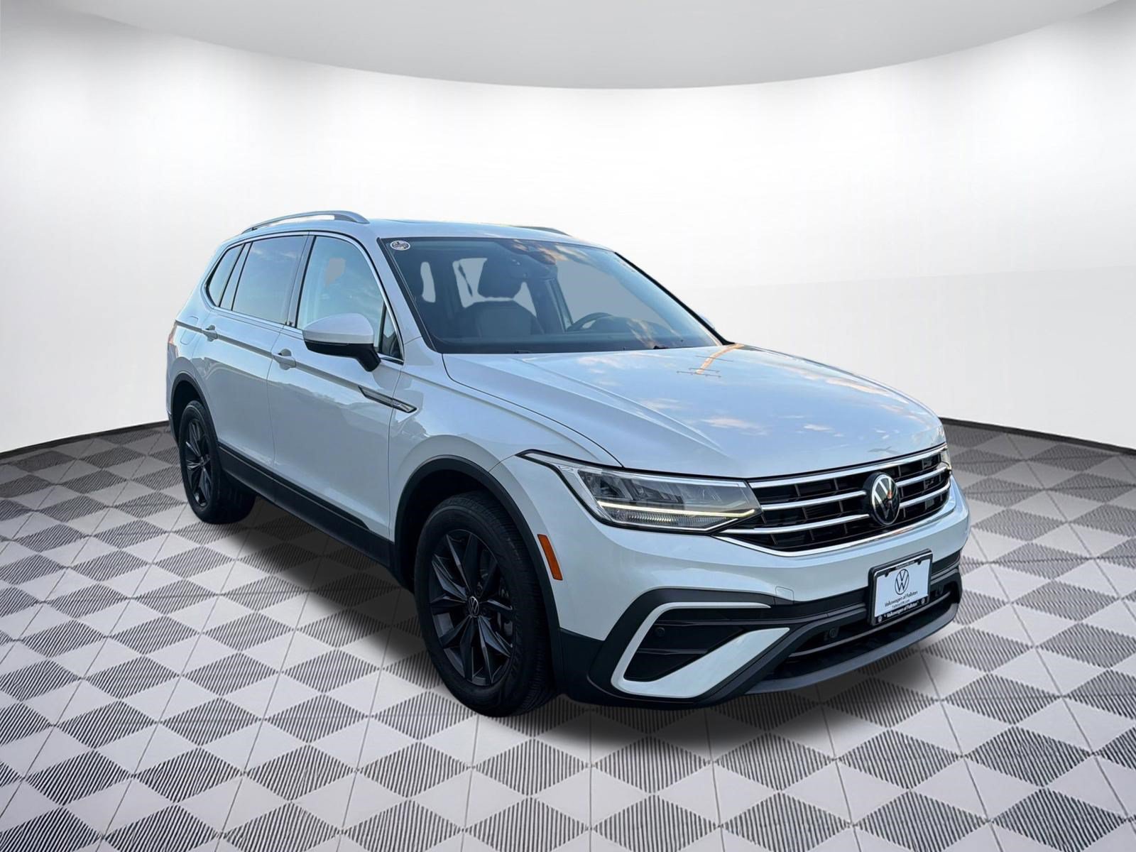 Certified 2023 Volkswagen Tiguan SE w/ Panoramic Sunroof Package AWD/4WD image 7