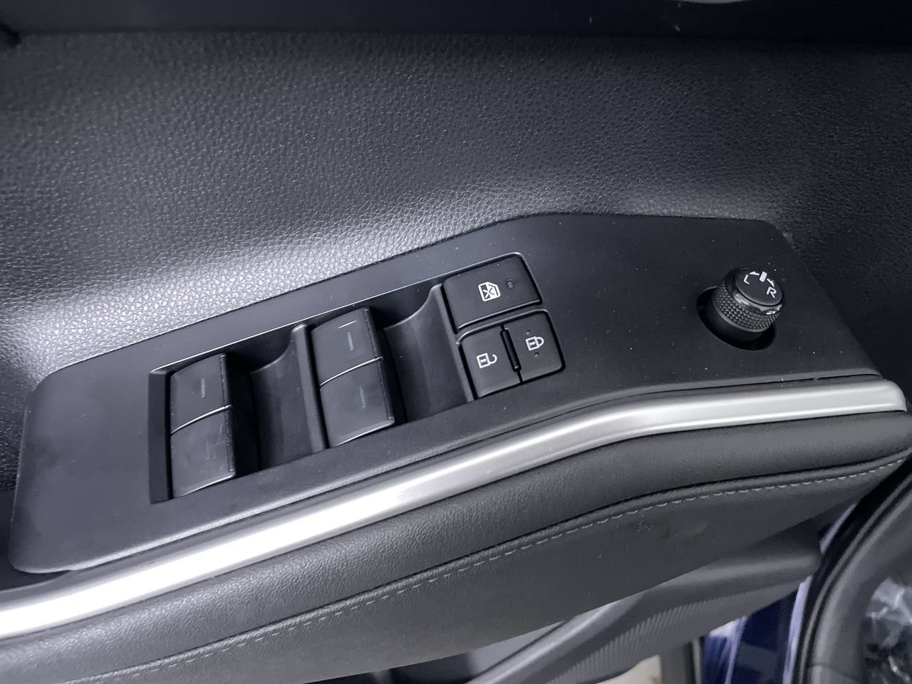 Used 2023 Toyota Highlander XLE AWD/4WD image 11