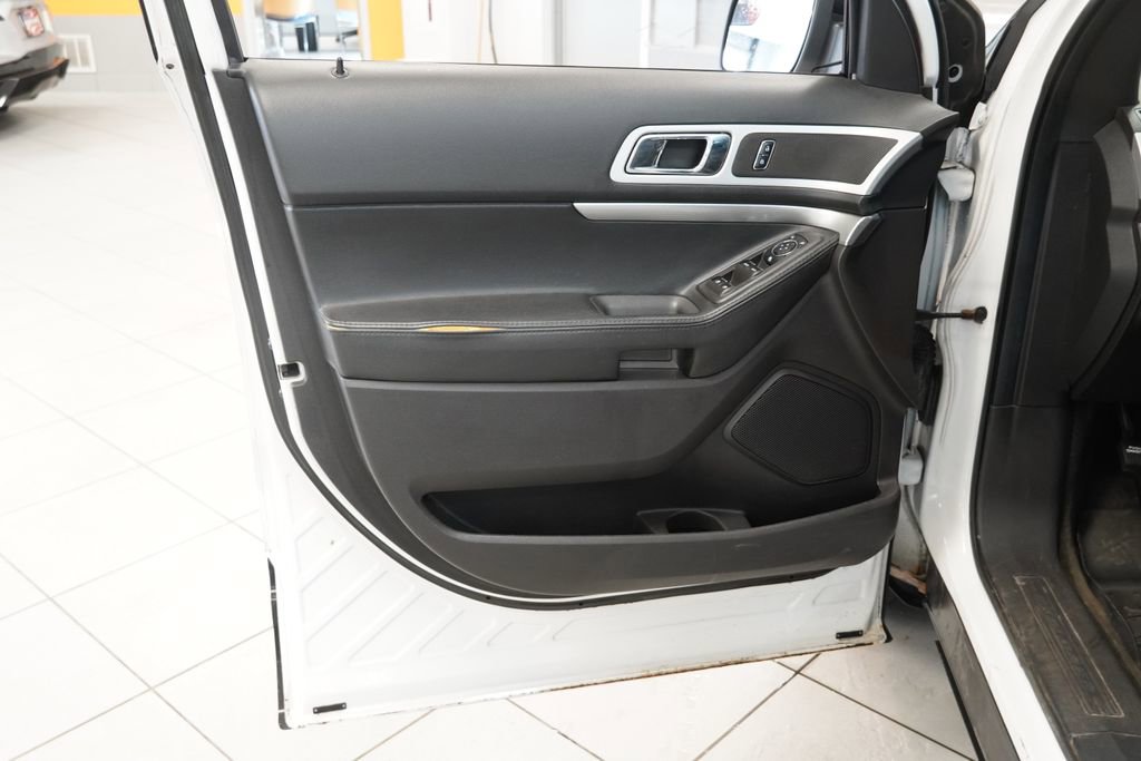 Used 2014 Ford Explorer XLT w/ Equipment Group 202A AWD/4WD image 6