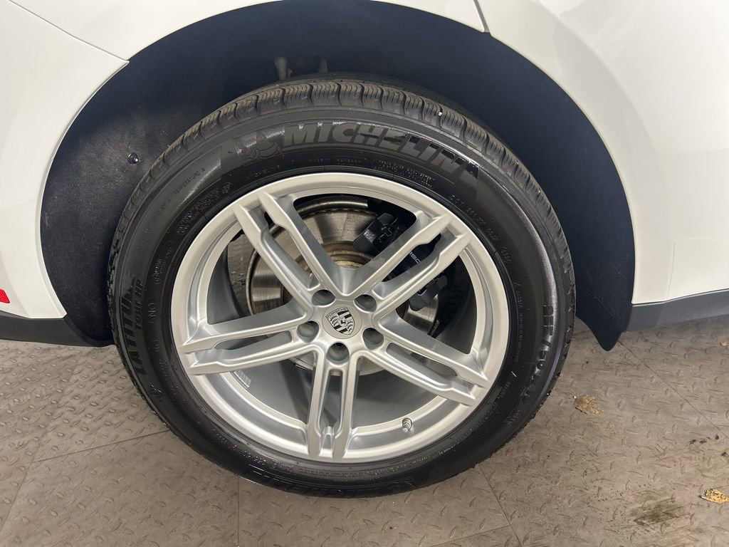 Certified 2025 Porsche Macan image 12