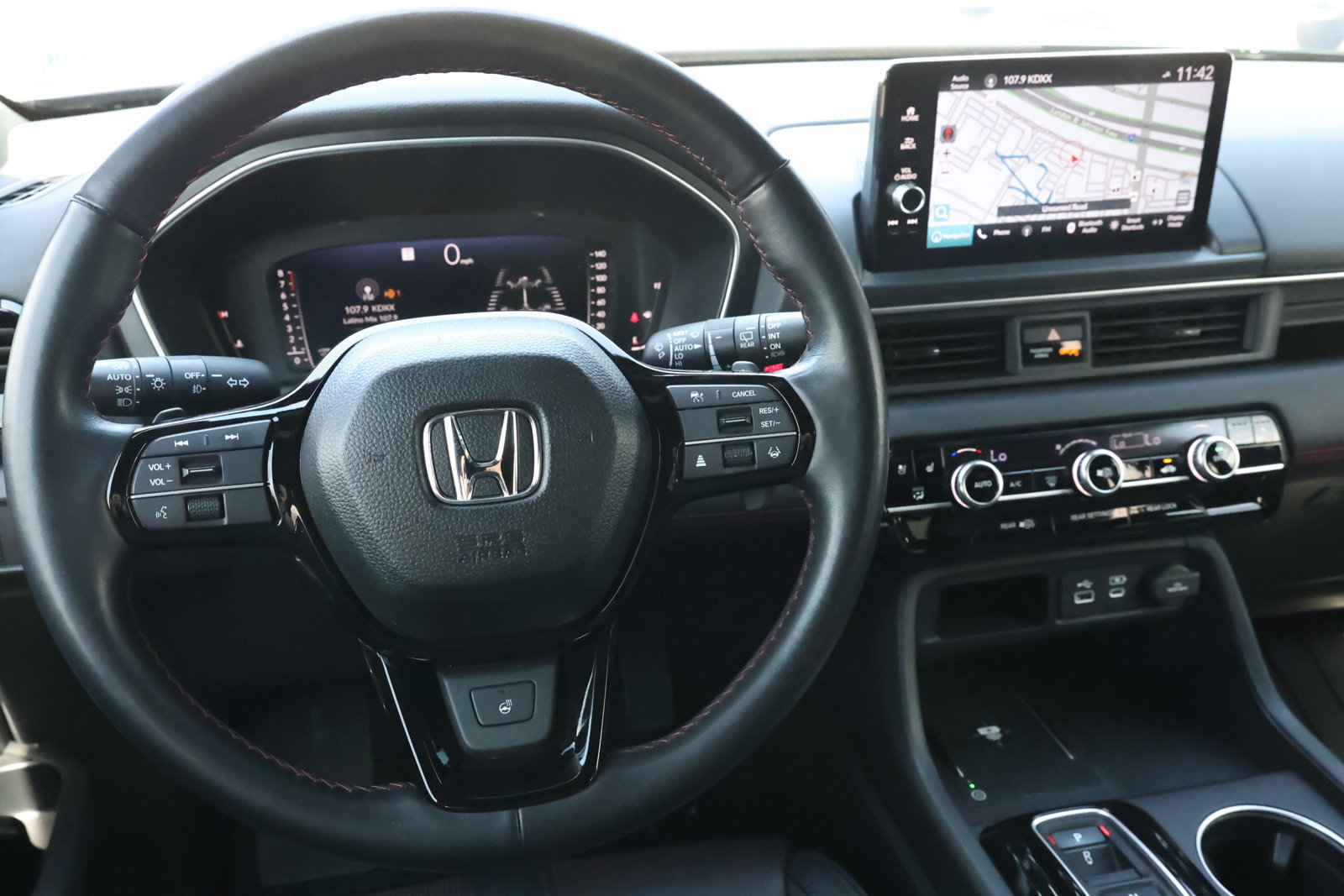 Used 2025 Honda Pilot Black Edition image 17