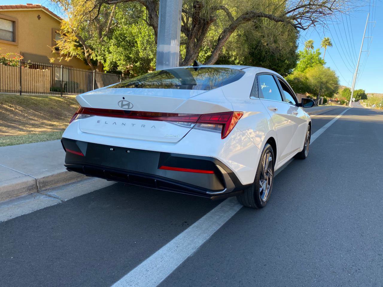 Used 2025 Hyundai Elantra Limited image 4