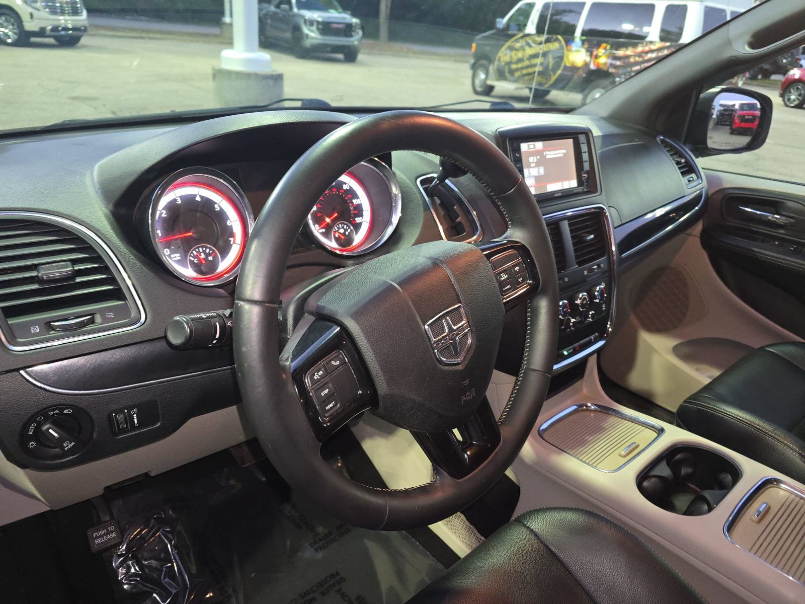 Used 2017 Dodge Grand Caravan SXT FWD image 16