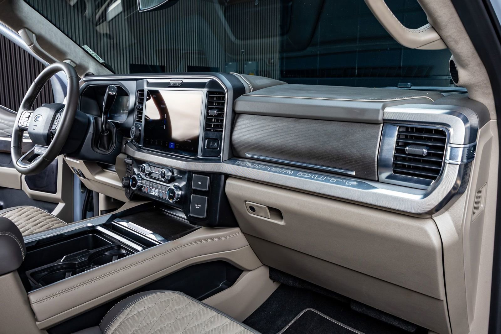 Used 2025 Ford F450 Platinum w/ Platinum Plus Package image 18