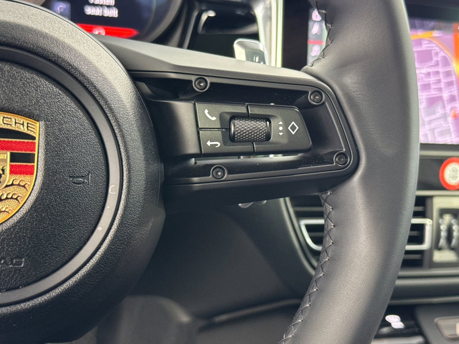 Certified 2025 Porsche Macan AWD/4WD image 28