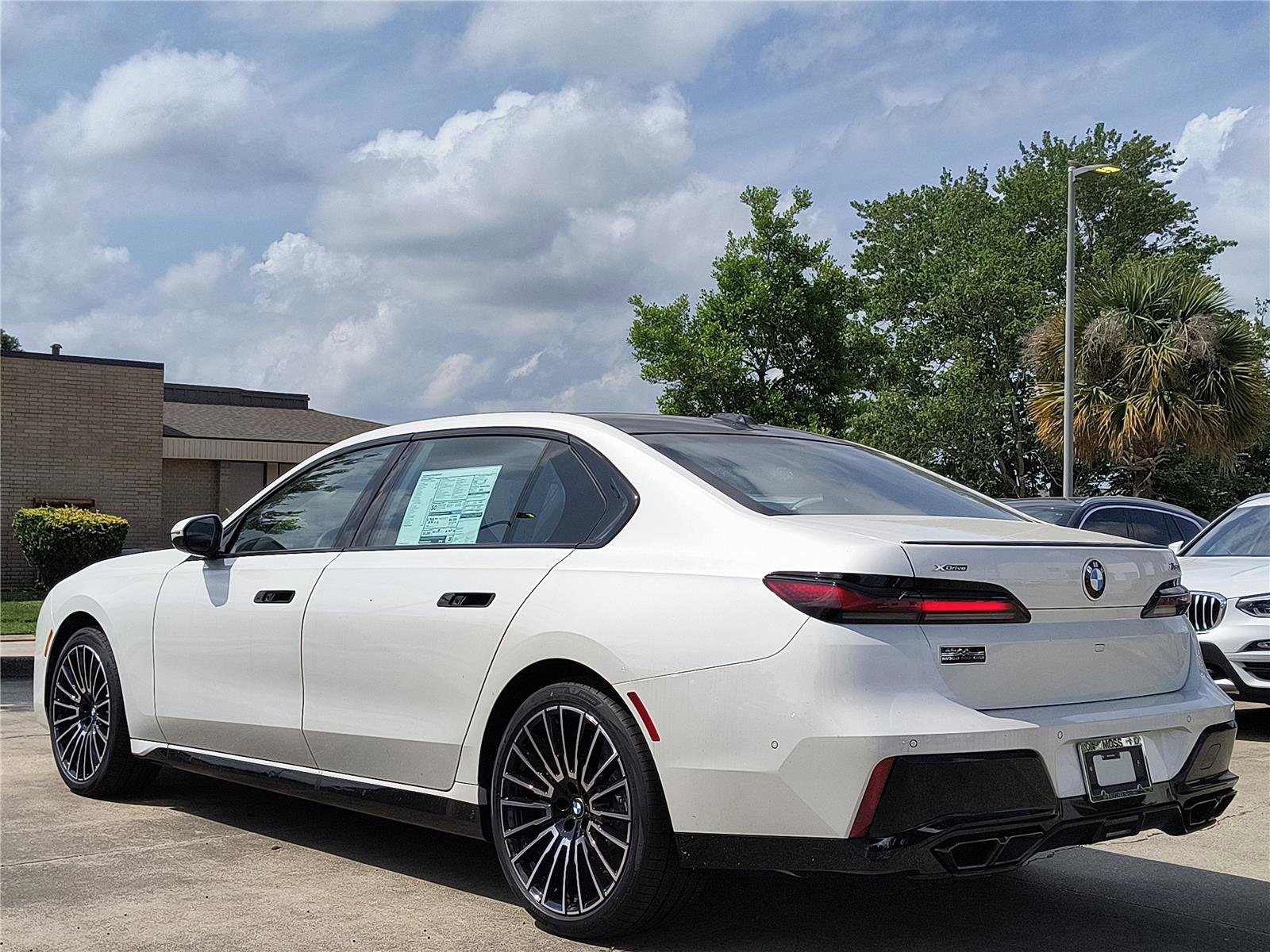 Used 2025 BMW 760i xDrive w/ Executive Package image 3