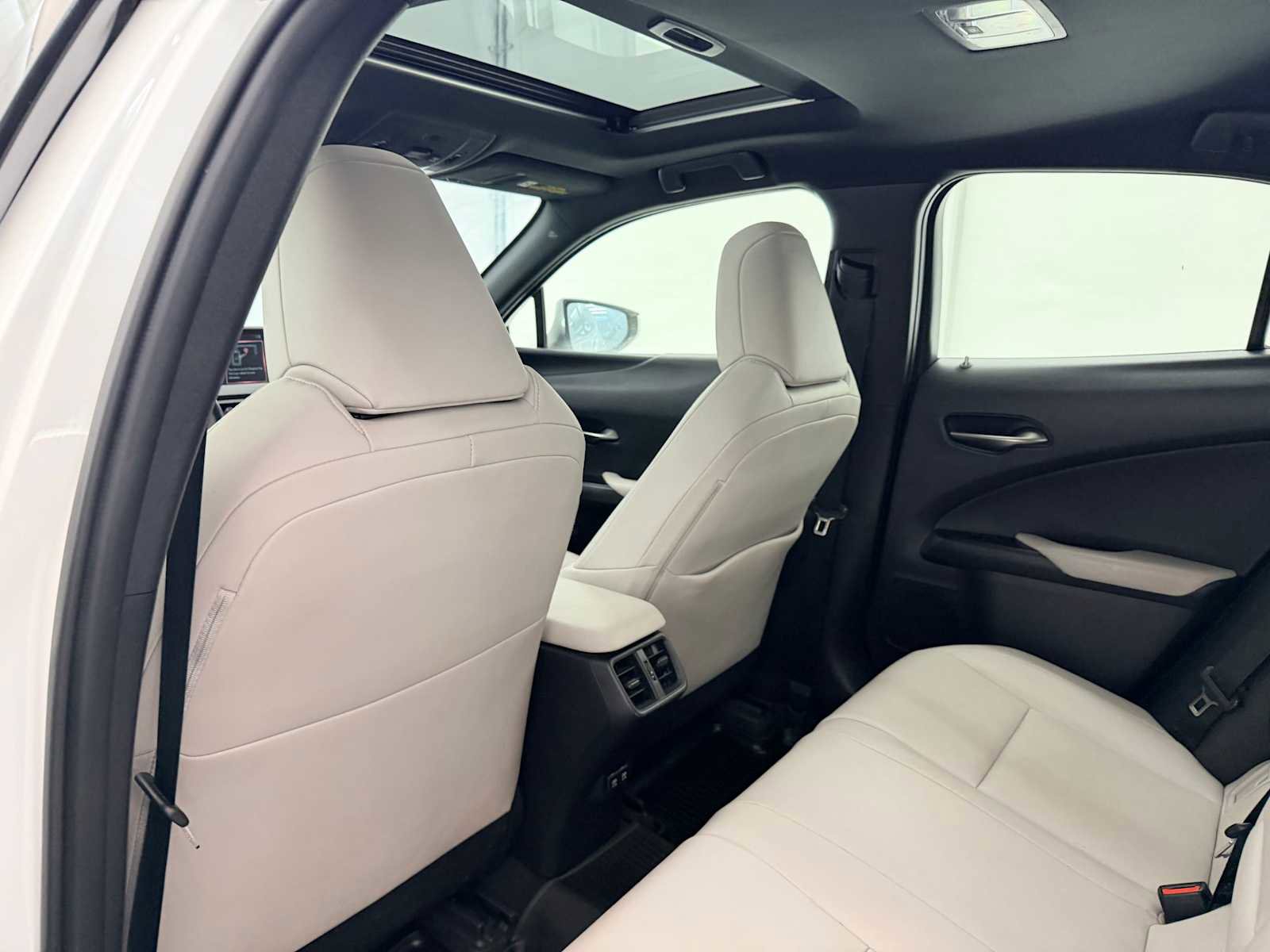 Used 2019 Lexus UX 250h w/ Premium Package image 18