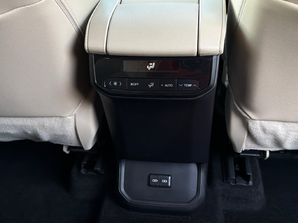 Used 2025 Toyota Highlander XLE AWD/4WD image 19