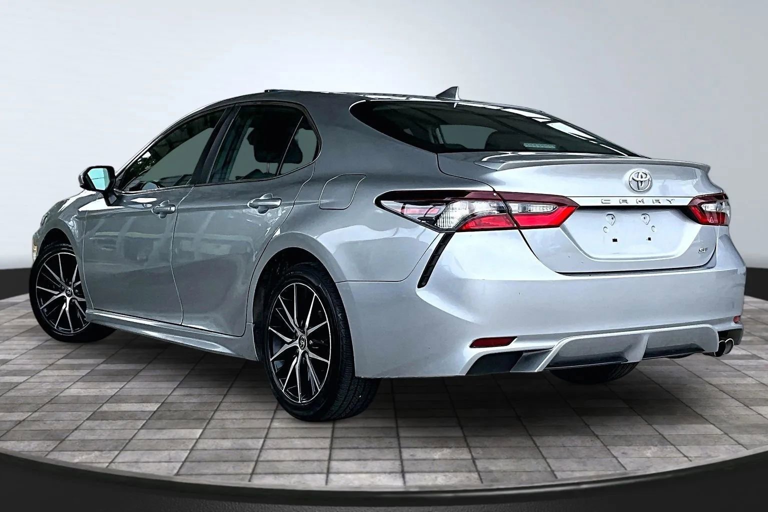 Used 2021 Toyota Camry SE FWD image 4