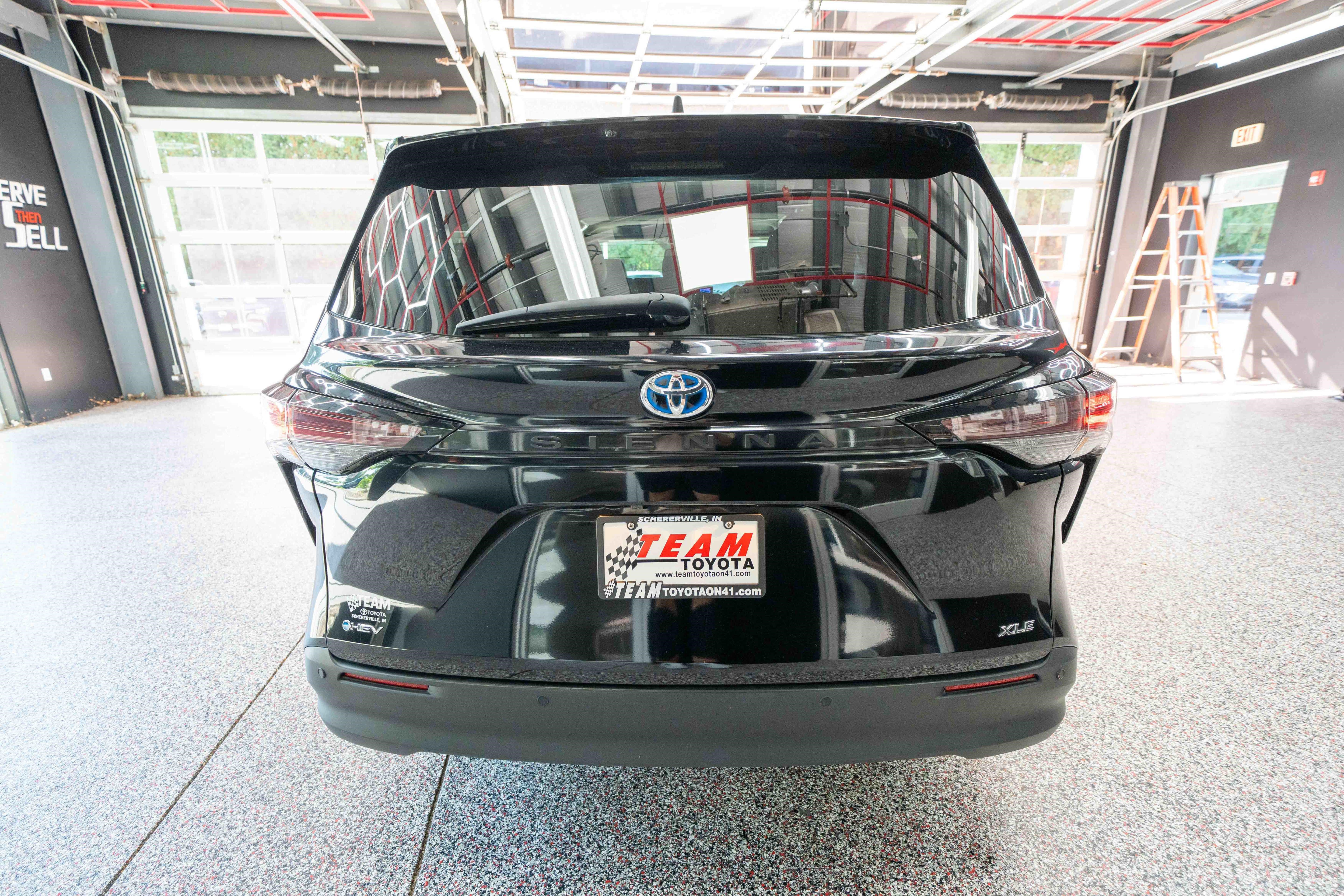 Used 2025 Toyota Sienna XLE FWD image 3