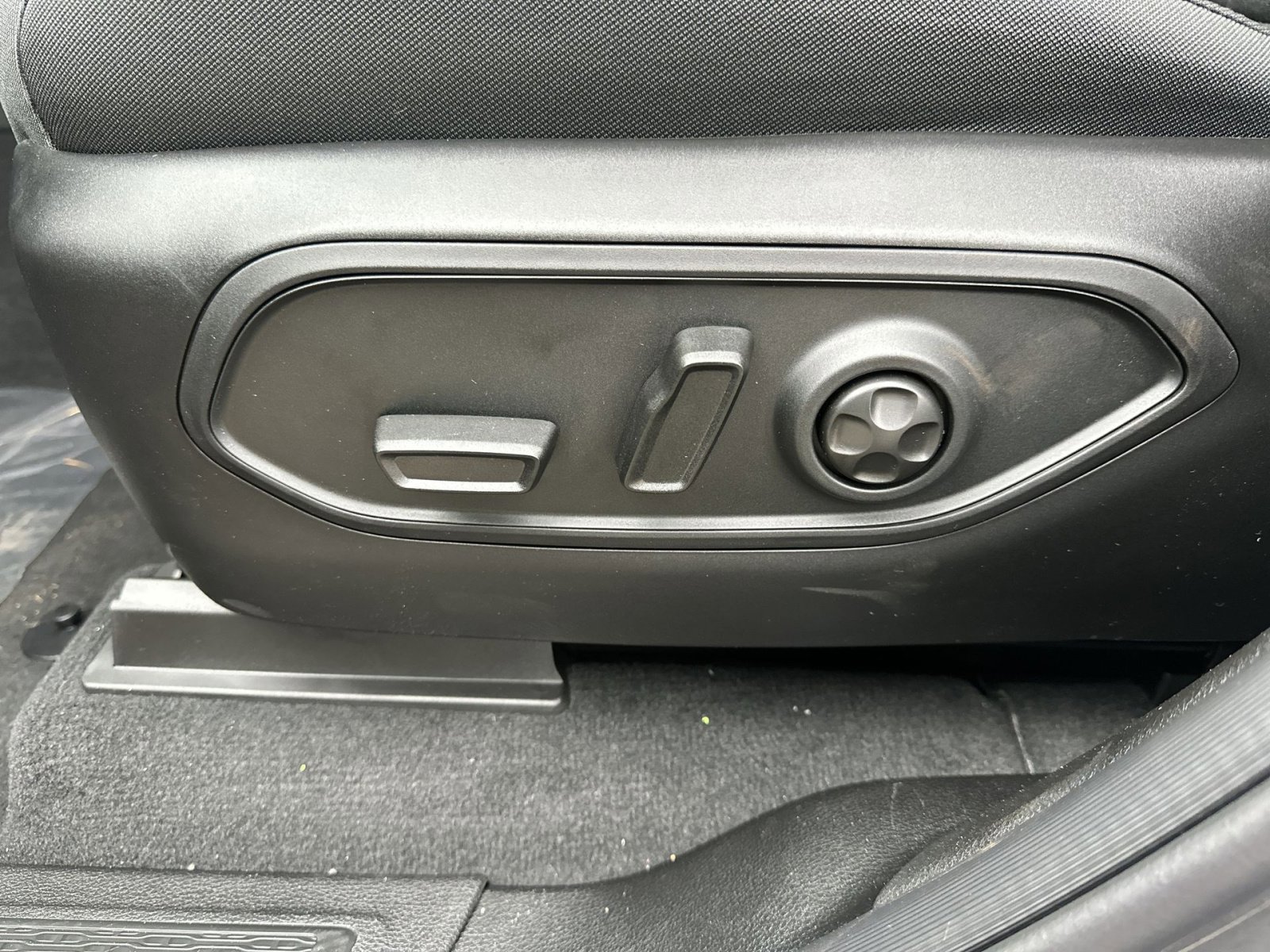 New 2025 Jeep Grand Cherokee Laredo X w/ Luxury Tech Group I image 14