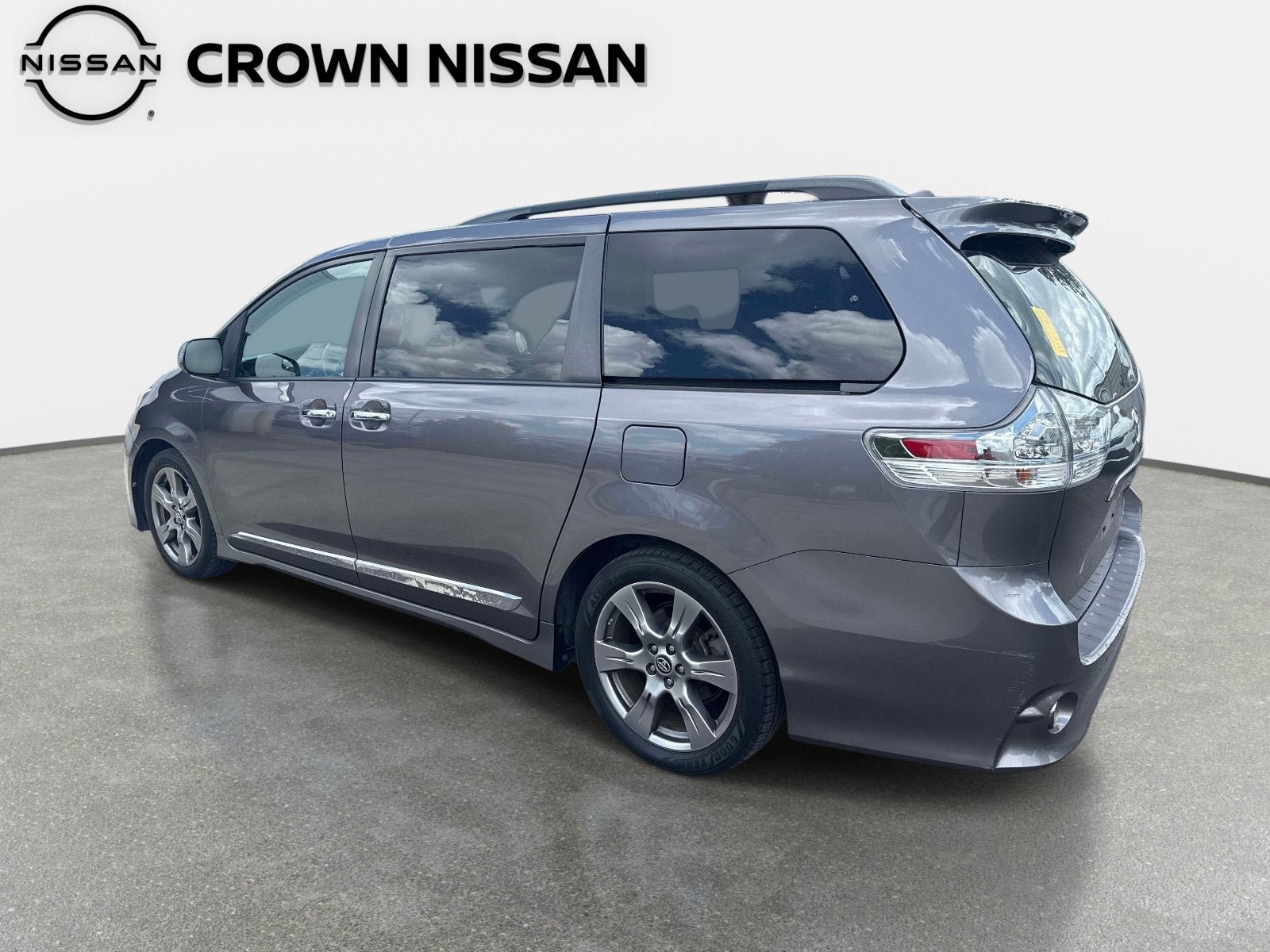 Used 2019 Toyota Sienna SE FWD image 5