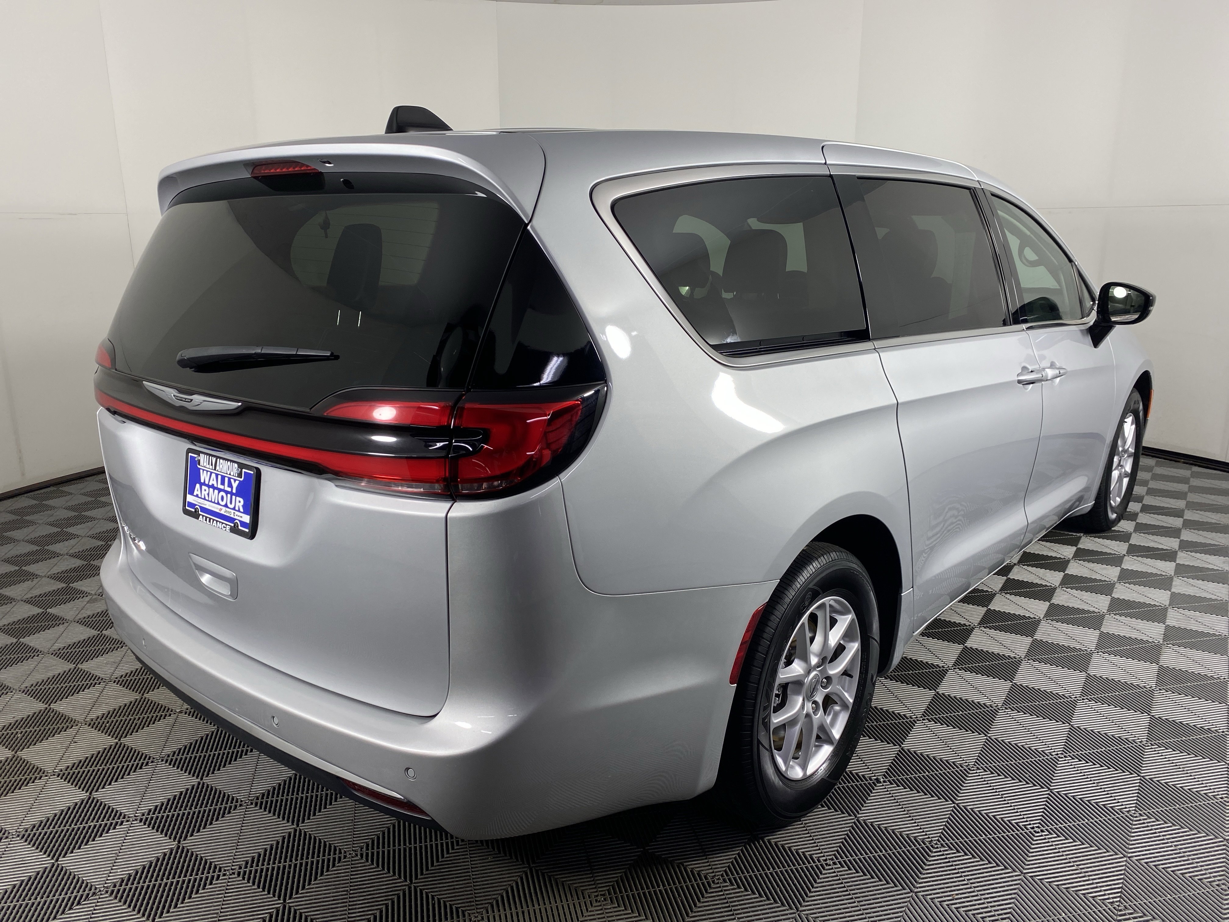 Used 2024 Chrysler Pacifica Touring-L image 7