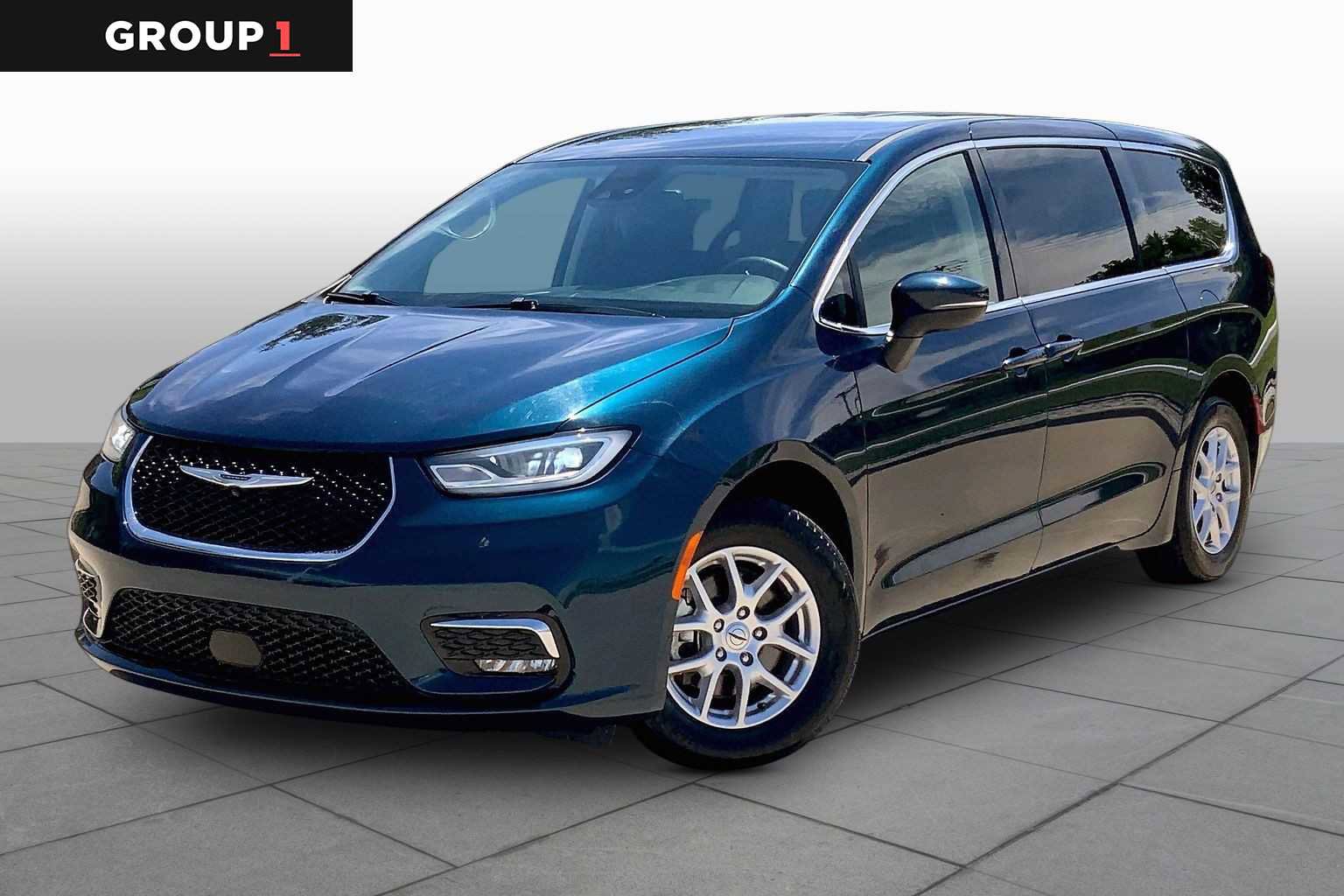 Used 2023 Chrysler Pacifica Touring-L FWD image 1