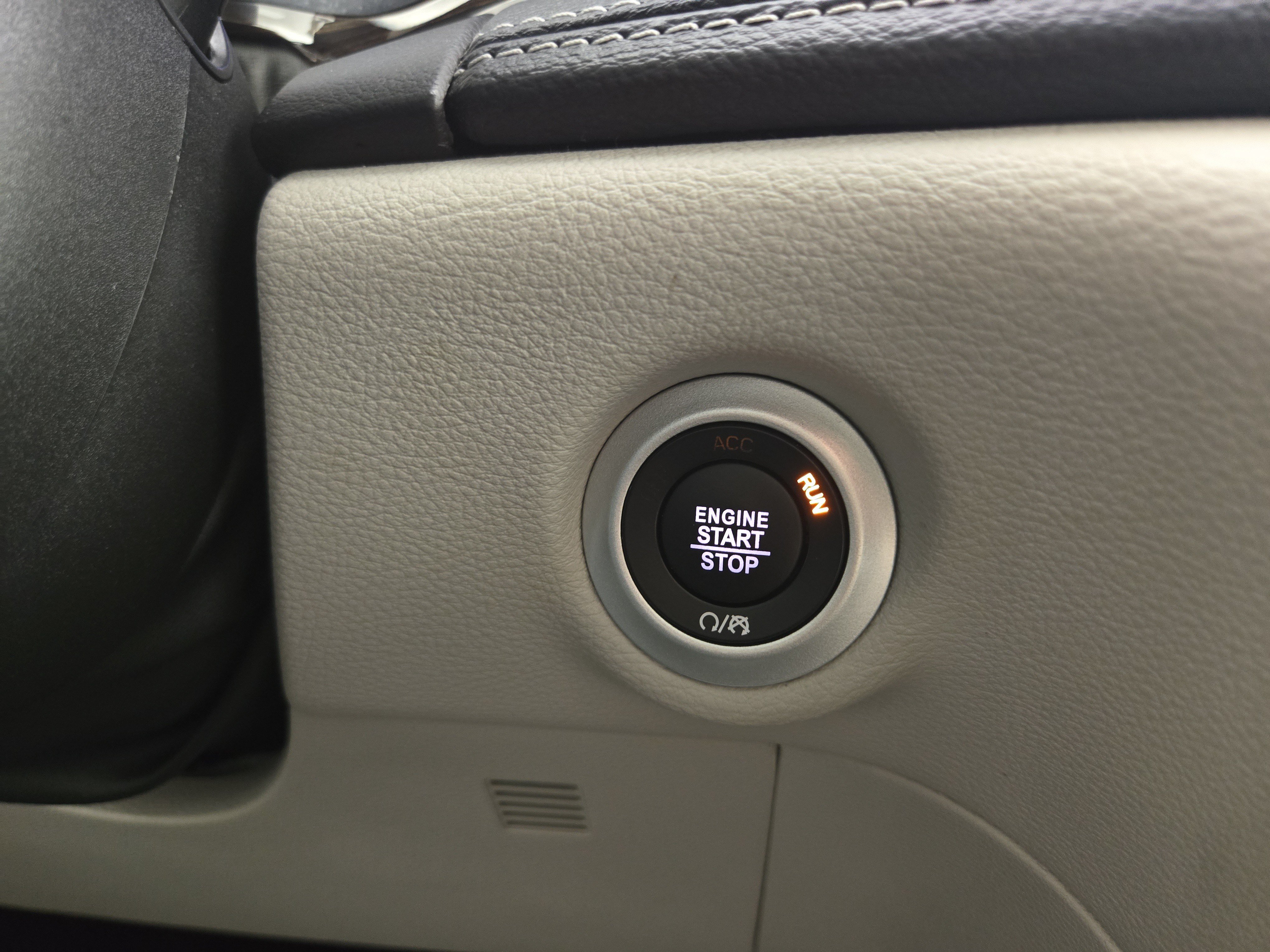 Used 2024 Chrysler Pacifica Limited FWD image 27