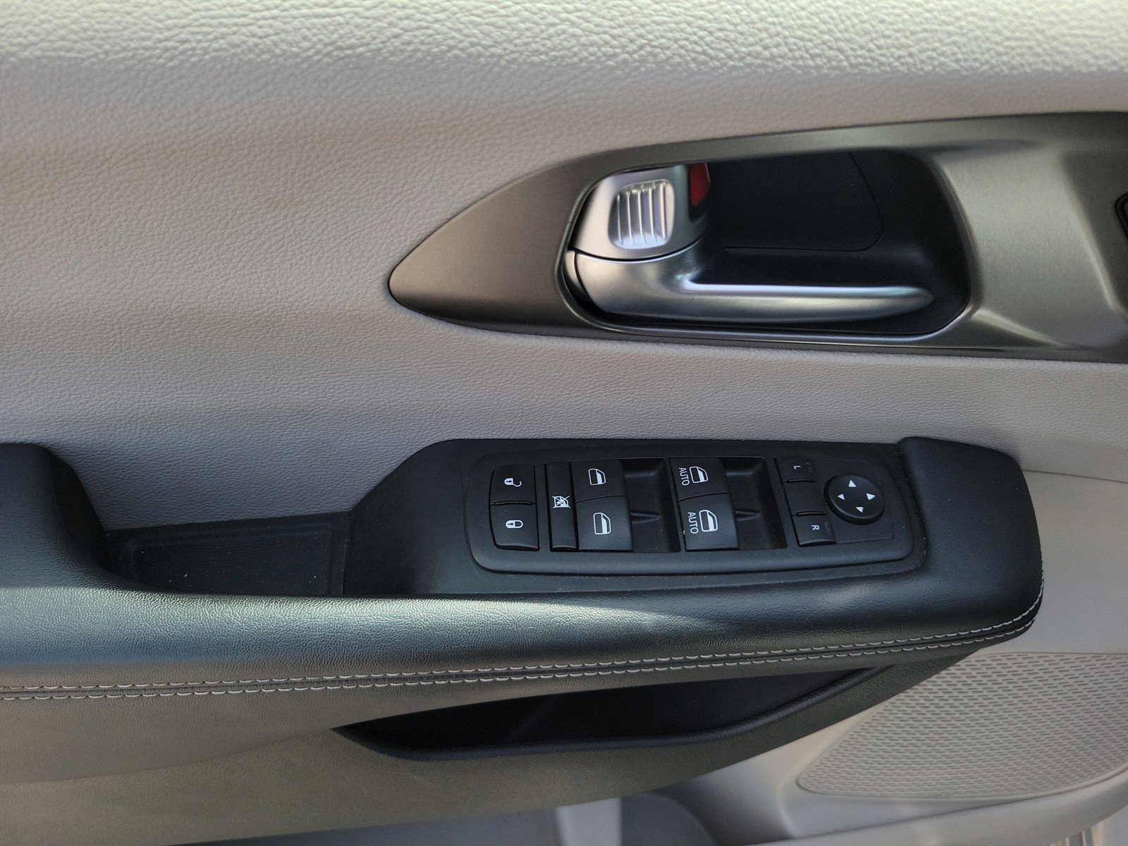 Used 2023 Chrysler Pacifica Touring-L FWD image 21