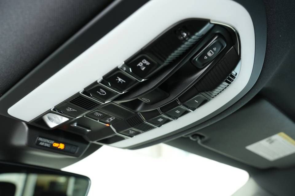 Certified 2025 Porsche Macan AWD/4WD image 35