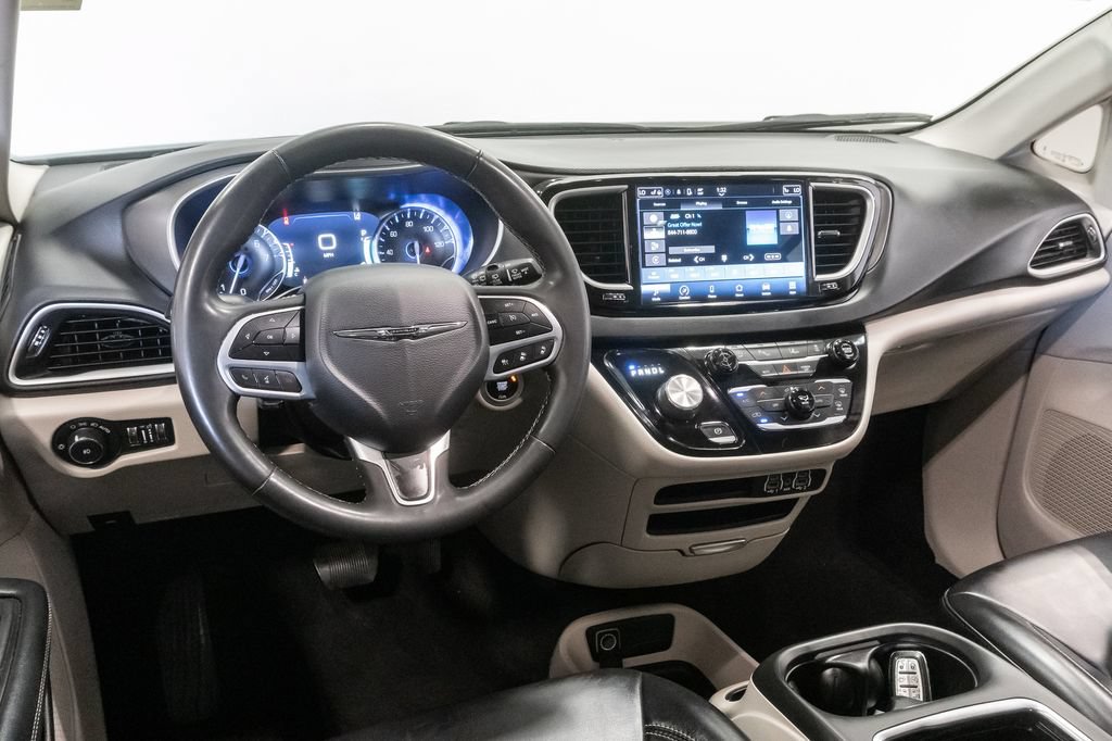 Used 2023 Chrysler Pacifica Touring-L FWD image 7