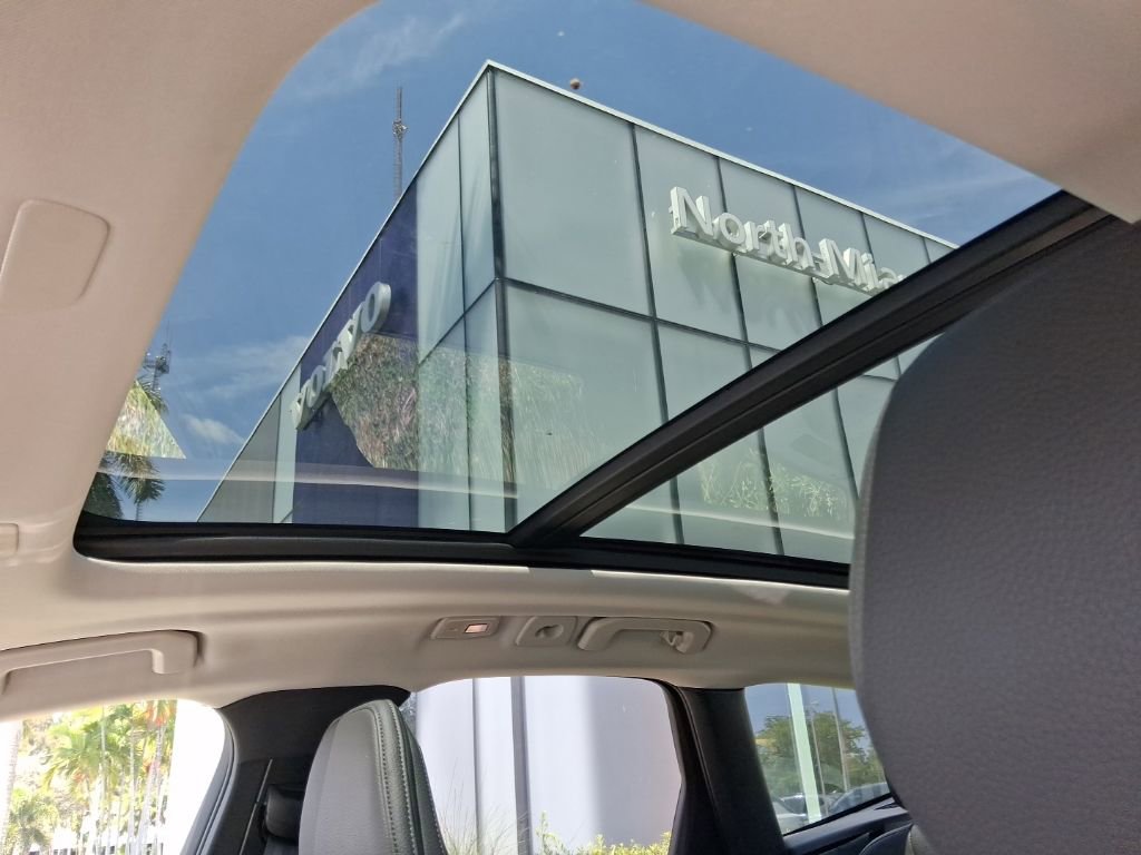 Used 2025 Volvo XC60 B5 Plus image 6