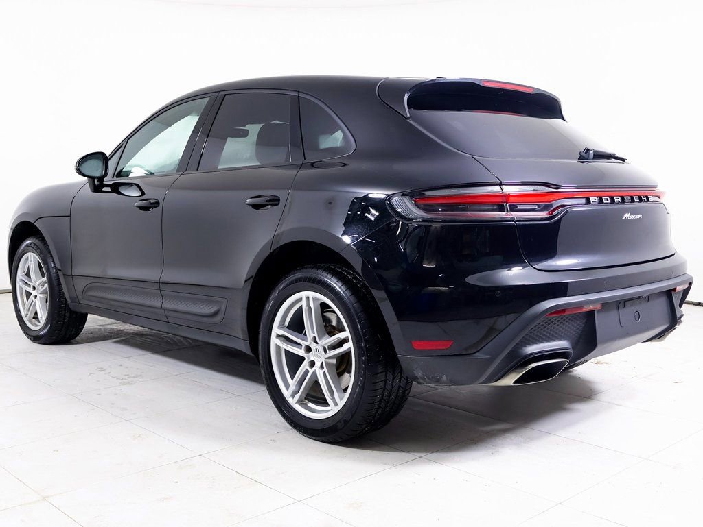 Certified 2025 Porsche Macan AWD/4WD image 3