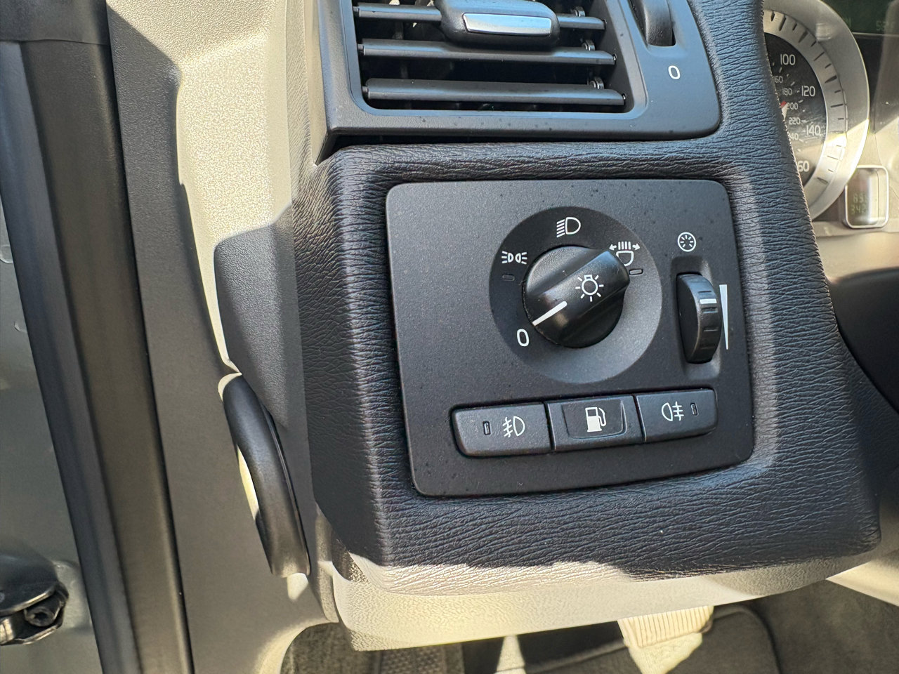 Used 2011 Volvo C70 T5 image 32