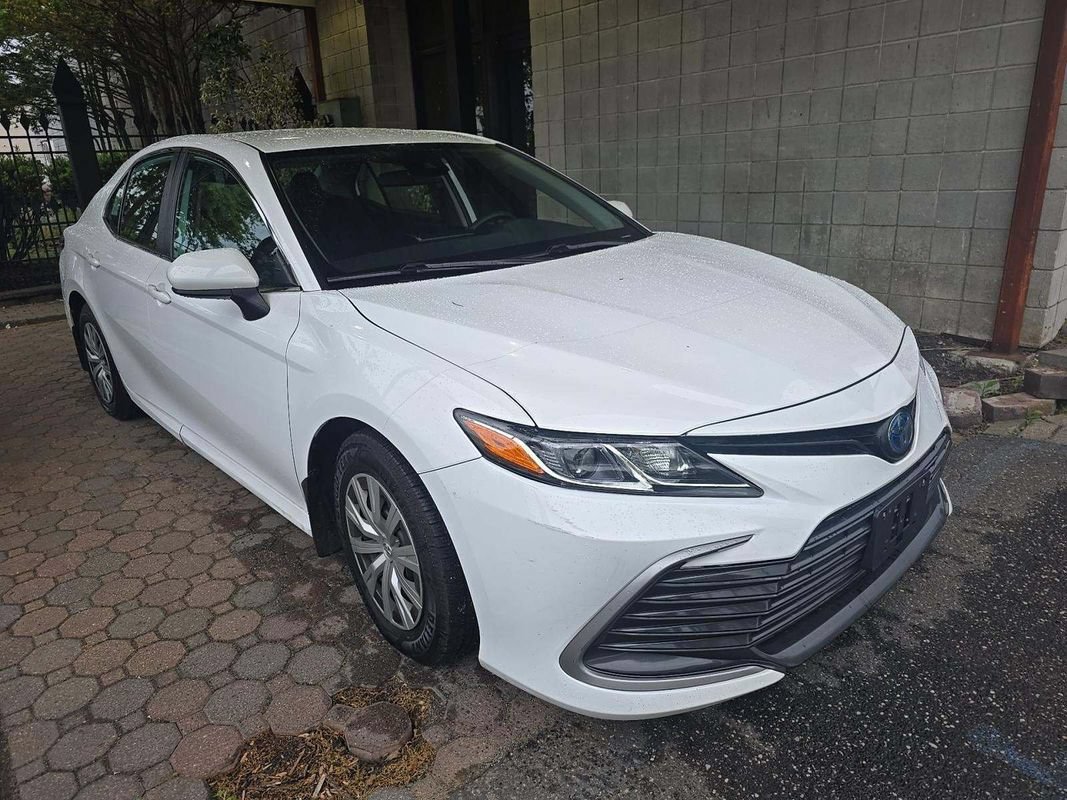 Used 2022 Toyota Camry LE FWD image 2