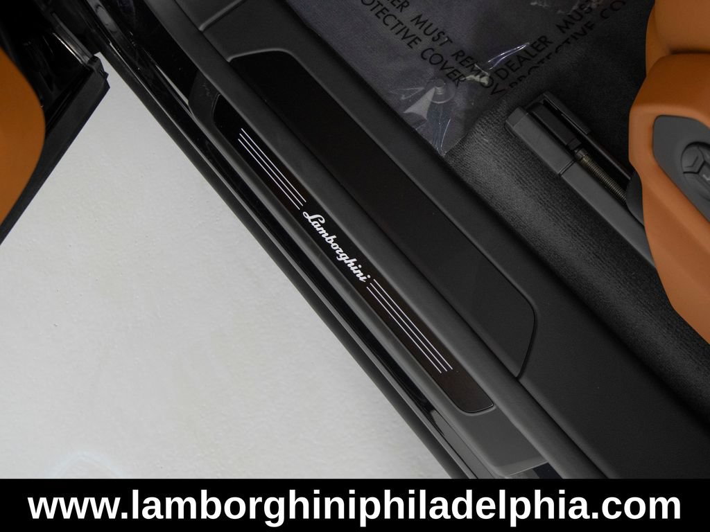 Used 2025 Lamborghini Urus SE AWD/4WD image 15