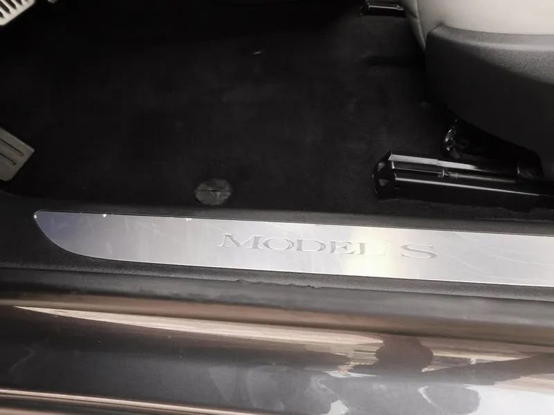 Used 2015 Tesla Model S 60 image 33