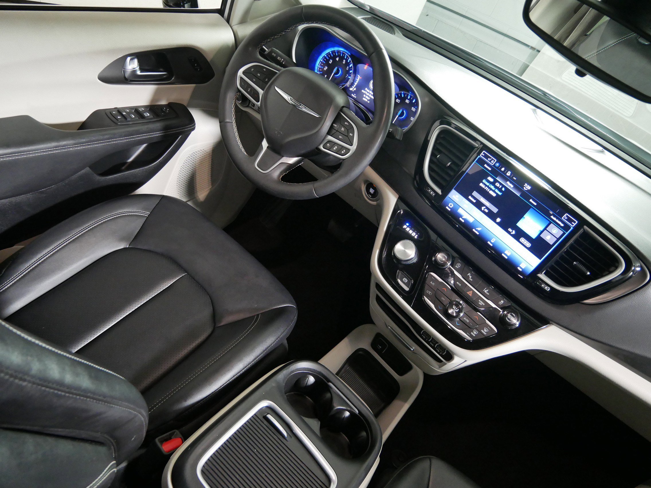 Used 2024 Chrysler Pacifica Touring-L image 9
