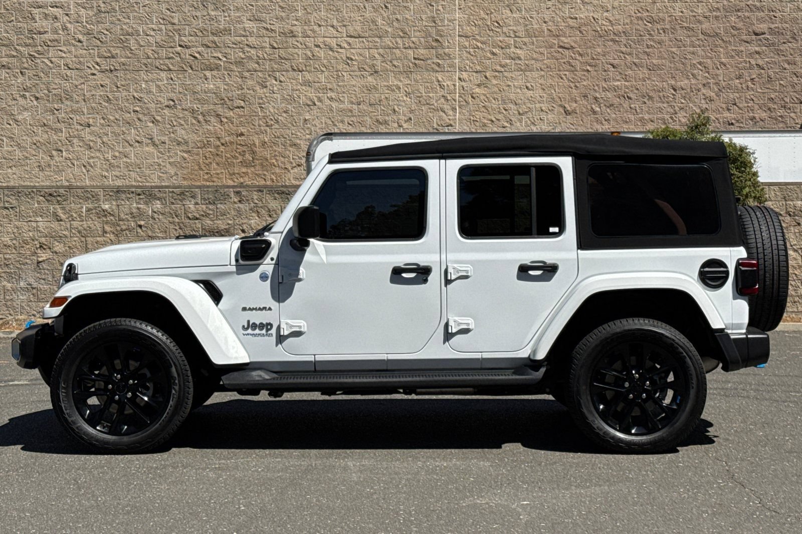 Used 2022 Jeep Wrangler Unlimited Sahara w/ Cold Weather Group AWD/4WD image 6
