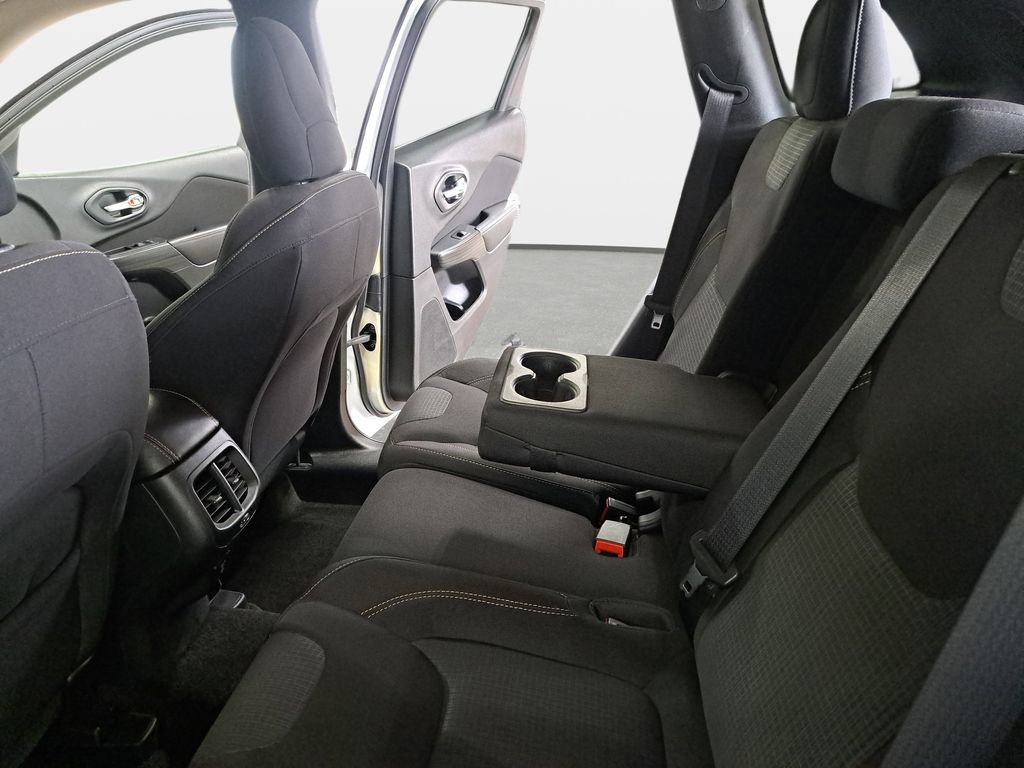 Used 2016 Jeep Cherokee Latitude w/ Cold Weather Group AWD/4WD image 14