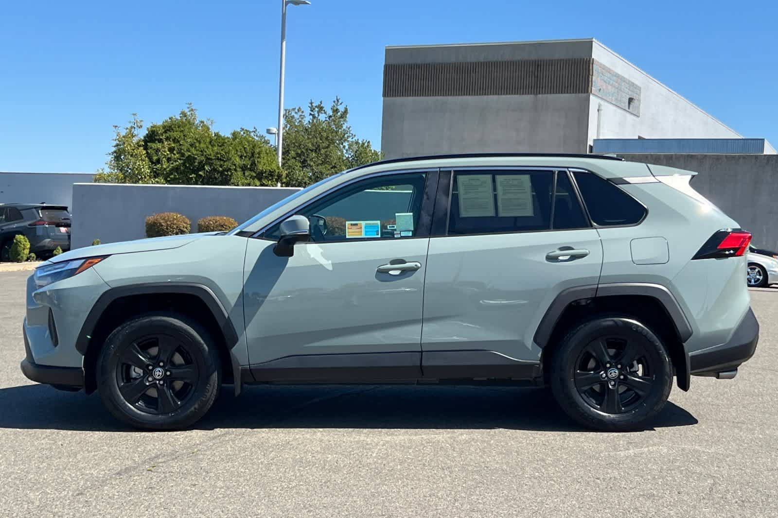 Certified 2022 Toyota RAV4 XLE w/ XLE Grade Weather Package AWD/4WD image 9