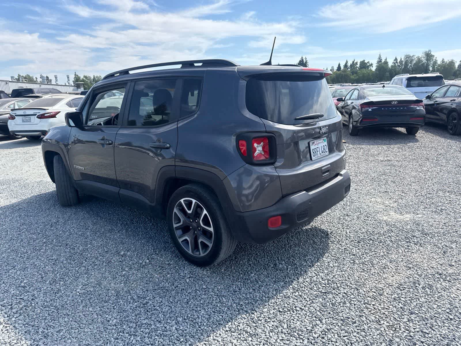 Used 2018 Jeep Renegade Latitude w/ Advanced Technology Group FWD image 7