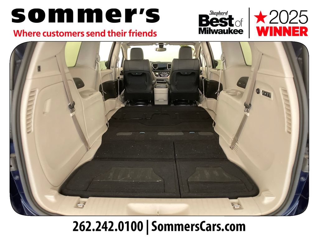 Used 2018 Chrysler Pacifica Limited w/ Tire & Wheel Group FWD image 31