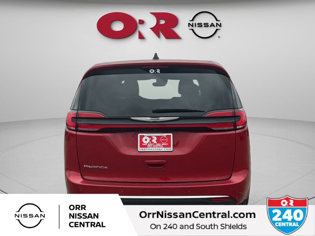 Used 2025 Chrysler Pacifica Select image 6